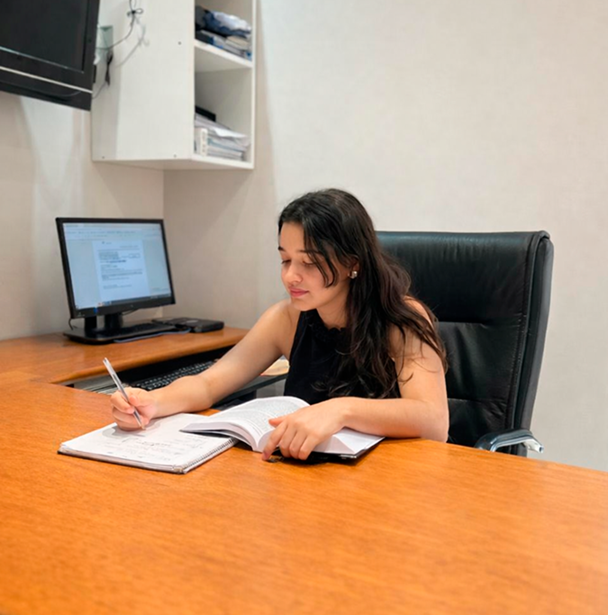 Abogada en su estudio